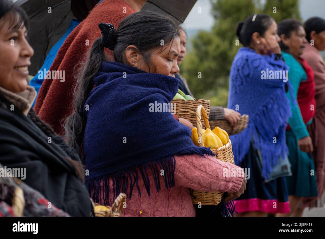 Mujer indígena Pasto que lleva frutos nativos de la región, Ipiales, Nariño. Foto de stock