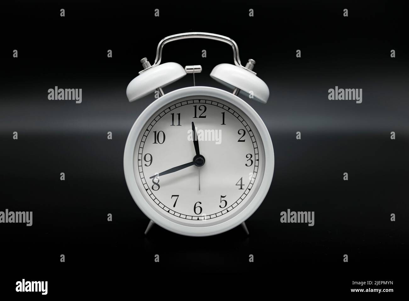 Antiguo reloj despertador sobre fondo oscuro, concepto de flujo de tiempo, reloj analógico Foto de stock