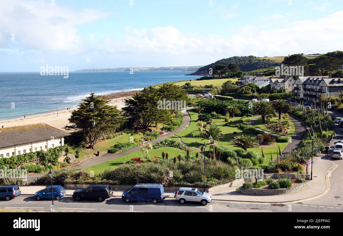 Queen Mary Gardens (parque público municipal) adyacente a Gyllyngvase Beach en Falmouth, Cornwall. La península de Lizard se puede ver a lo lejos. Foto de stock