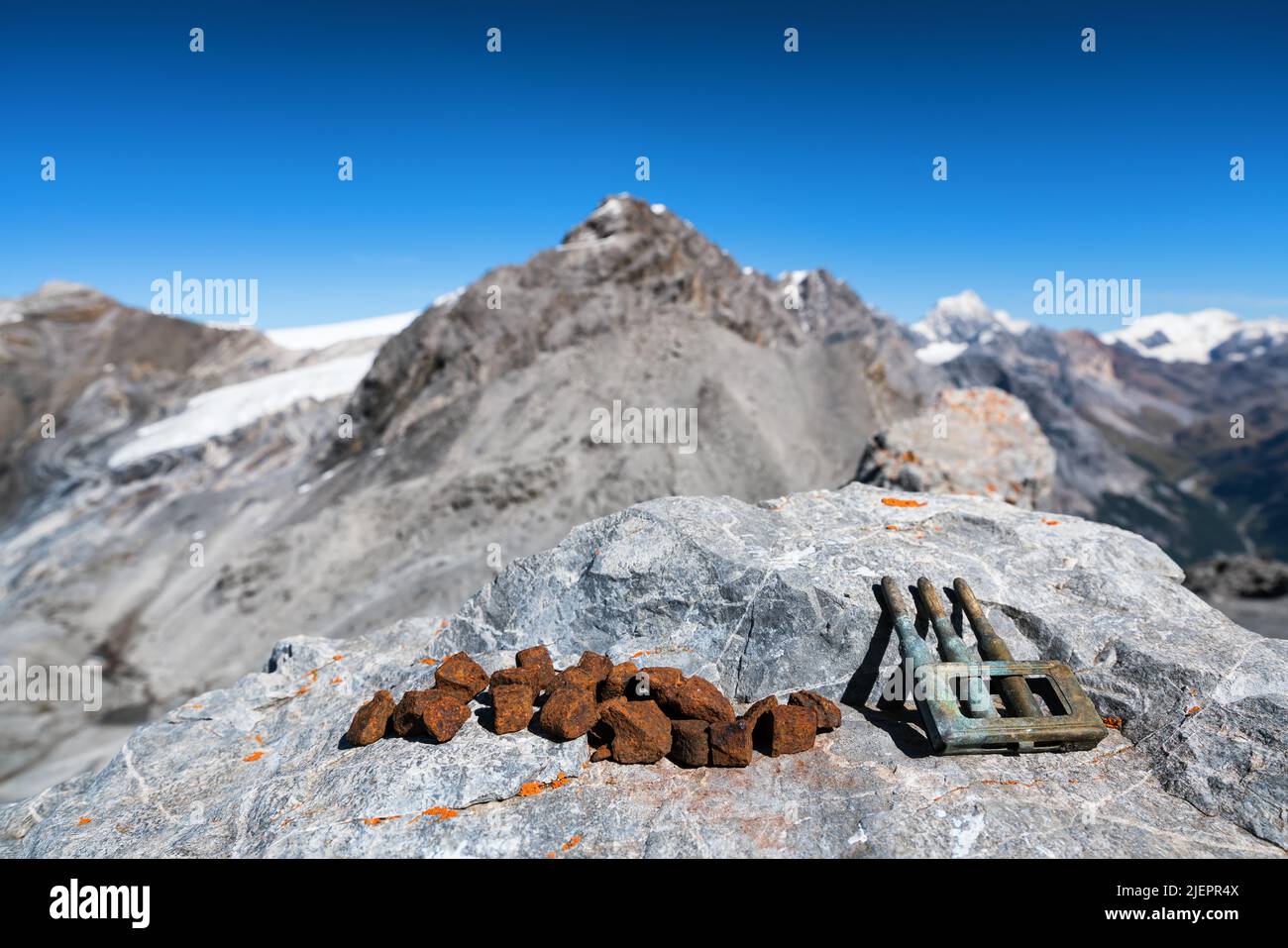 Munición antigua de guerra, etc., mientras que senderismo cerca de la ciudad de Bormio en el norte de Italia, Europa, los Alpes Foto de stock
