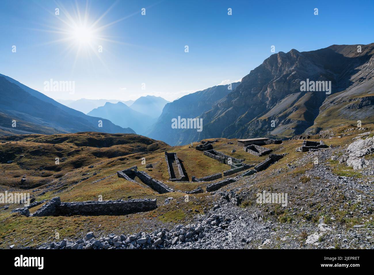 Ruinas de Le Buse pueblo cerca de la ciudad de Bormio en el norte de Italia, Europa, los Alpes Foto de stock