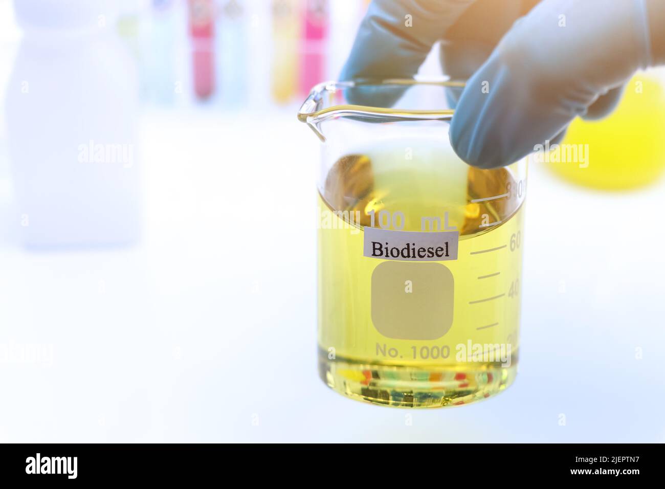 Experimentos de biodiesel a partir de materias primas naturales en el  laboratorio y respetuosos con el medio ambiente Fotografía de stock - Alamy