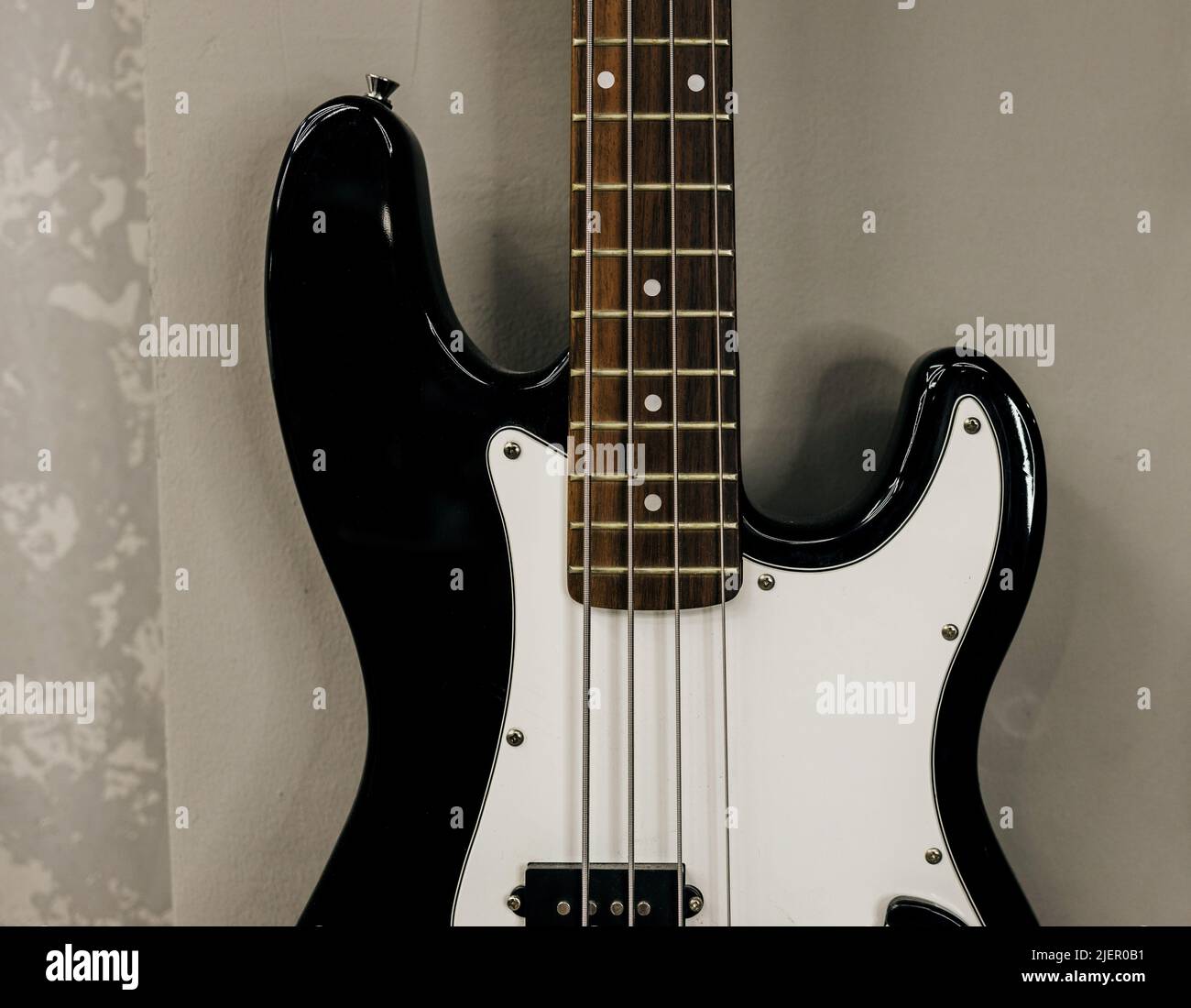 Cuerpo de guitarra fotografías e imágenes de alta resolución - Página 3 -  Alamy