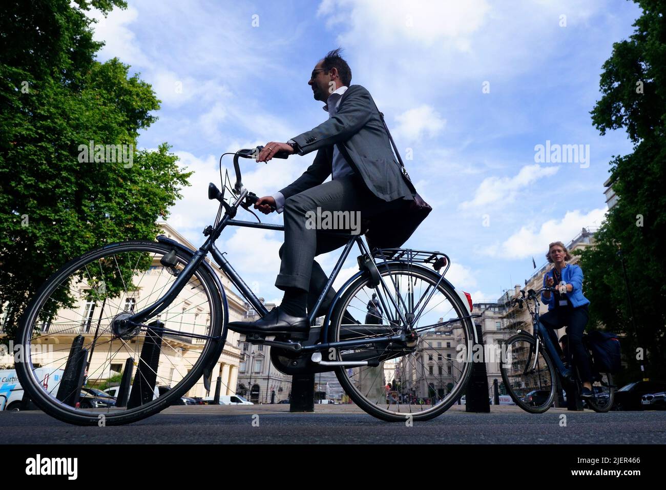 Los diputados e invitados participan en un Grupo Parlamentario de todas las partes para un evento de ciclismo y senderismo en el centro de Londres. Fecha de la foto: Martes 28 de junio de 2022. Foto de stock