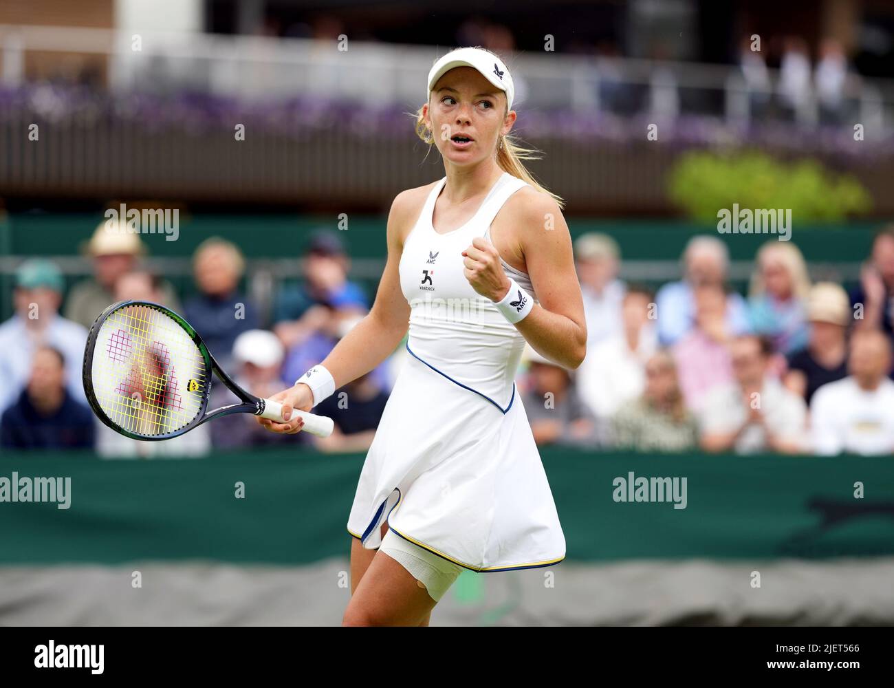 Katie Swan durante su partido contra Marta Kostyuk en el segundo día del Campeonato de Wimbledon de 2022 en el All England Lawn Tennis and Croquet Club, Wimbledon. Fecha de la foto: Martes 28 de junio de 2022. Foto de stock