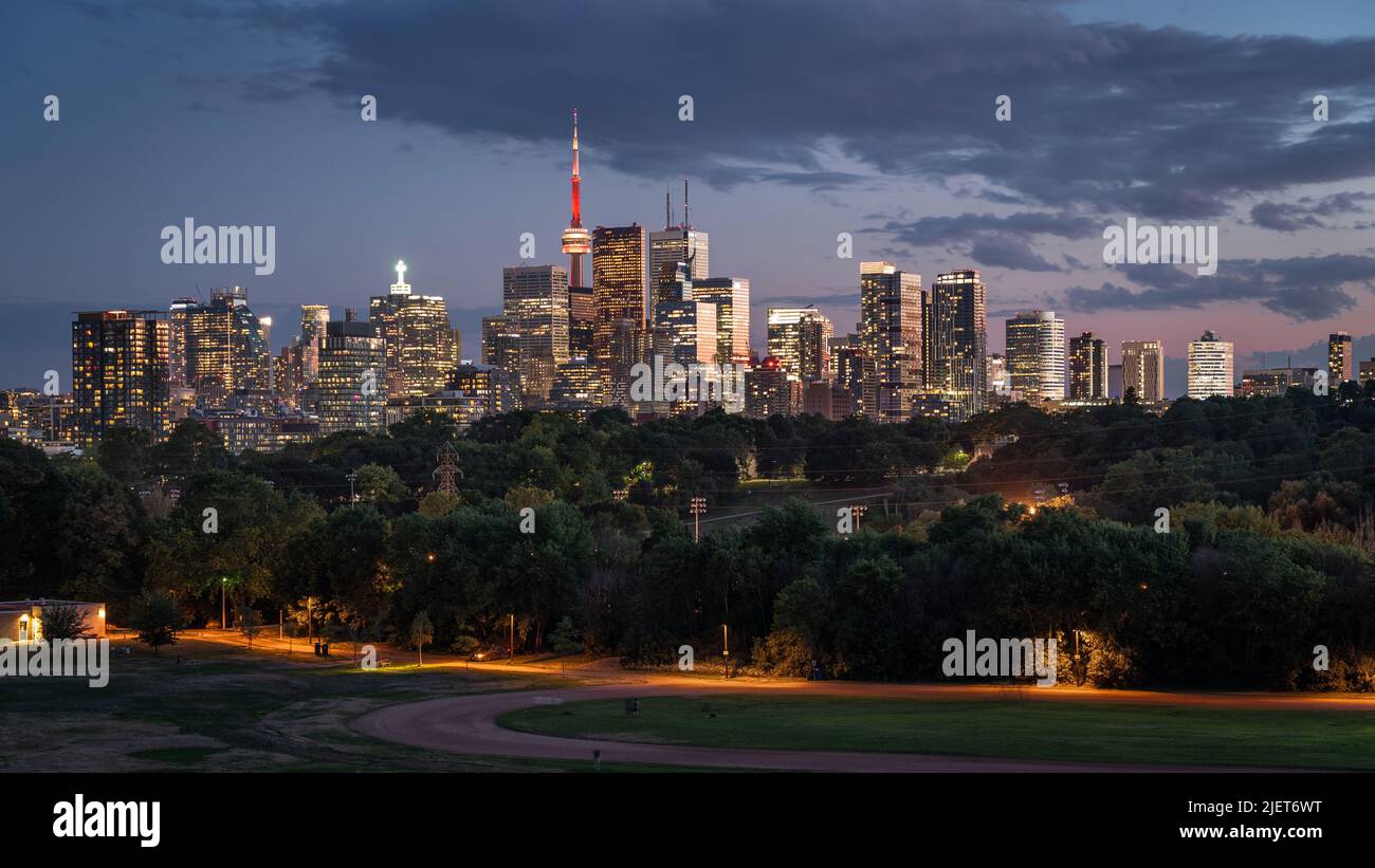 Vista panorámica del horizonte de Toronto al atardecer, Ontario, Canadá. Foto de stock