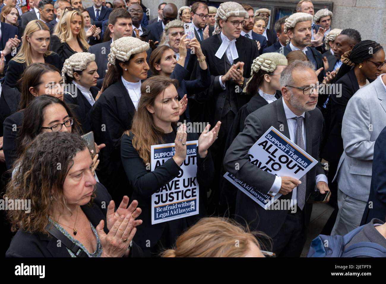Abogados y abogados en huelga por salario, en las afueras de Old Bailey, Londres. Foto de stock