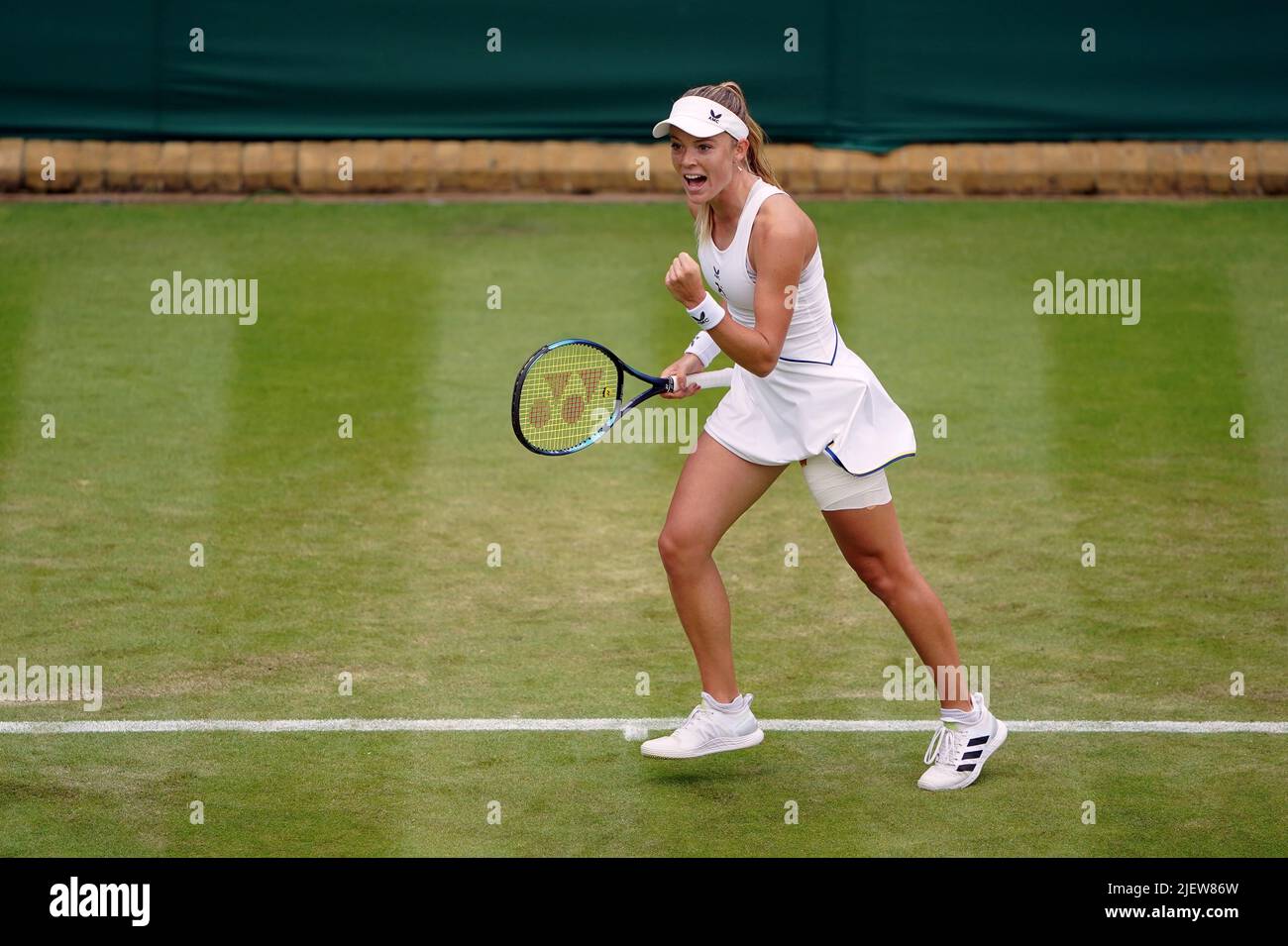 Katie Swan durante su partido contra Marta Kostyuk en el segundo día del Campeonato de Wimbledon de 2022 en el All England Lawn Tennis and Croquet Club, Wimbledon. Fecha de la foto: Martes 28 de junio de 2022. Foto de stock