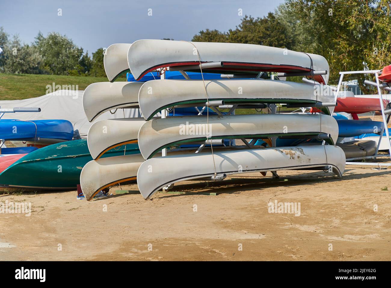 Canoas En un campamento Foto de stock