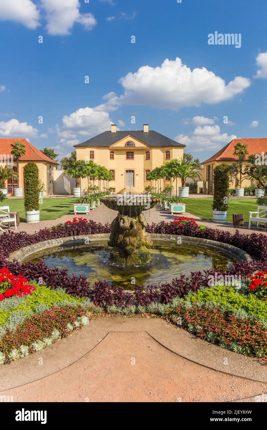 Colorido jardín y fuente en el castillo de Belvedere en Weimar, Alemania Foto de stock