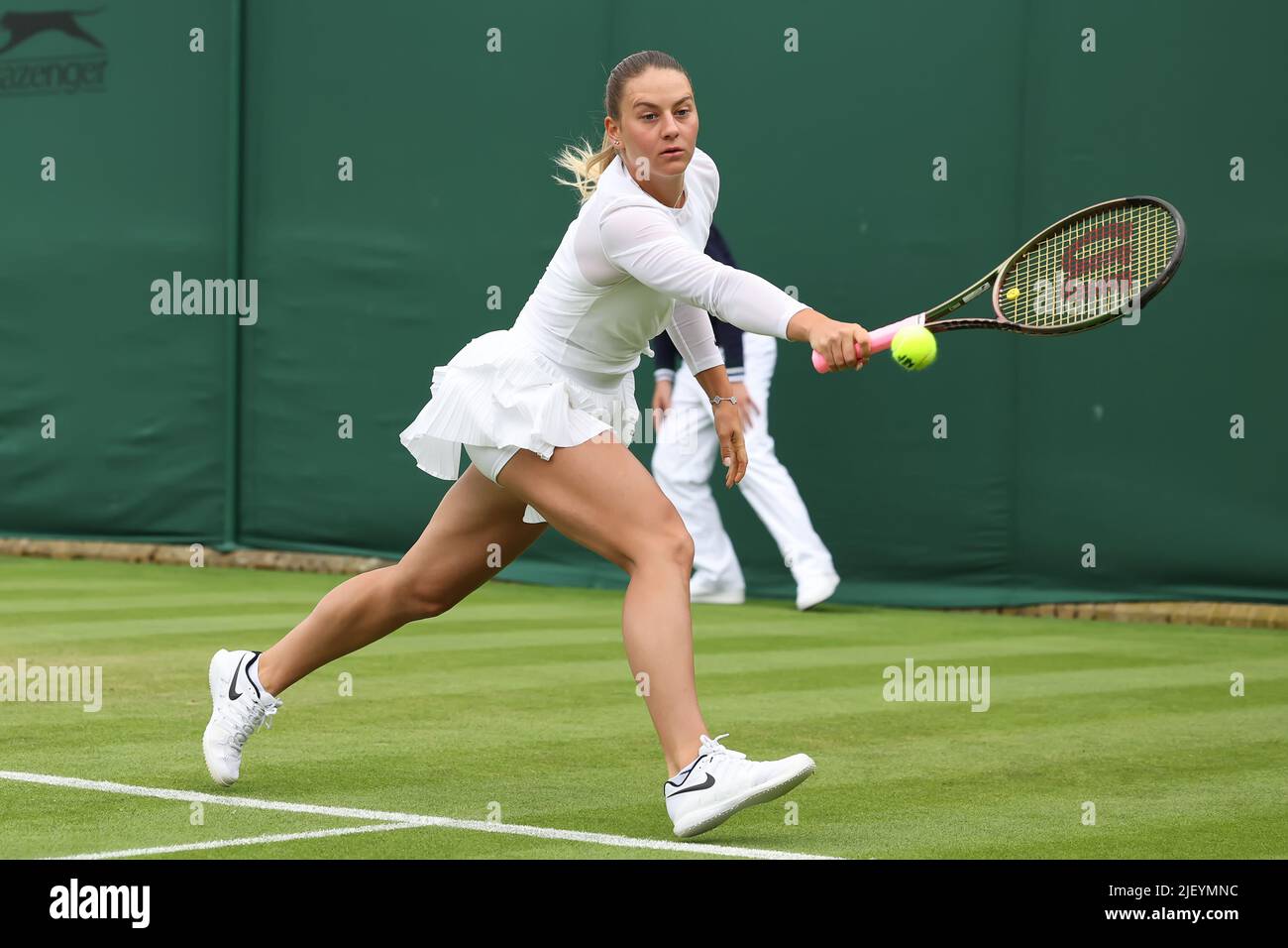 28th de junio de 2022, All England Lawn Tennis and Croquet Club, Londres, Inglaterra; torneo de tenis de Wimbledon; Marta Kostyuk juega un voley de revés a Katie Swan Foto de stock