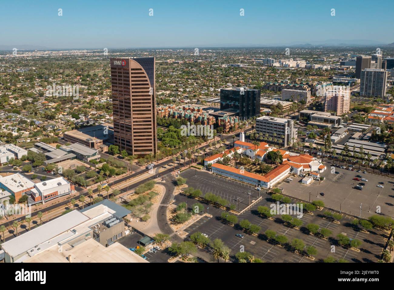 Vista aérea de la Torre BMO y la Iglesia Metodista Unida Central en Phoenix, Arizona, EE.UU. Foto de stock