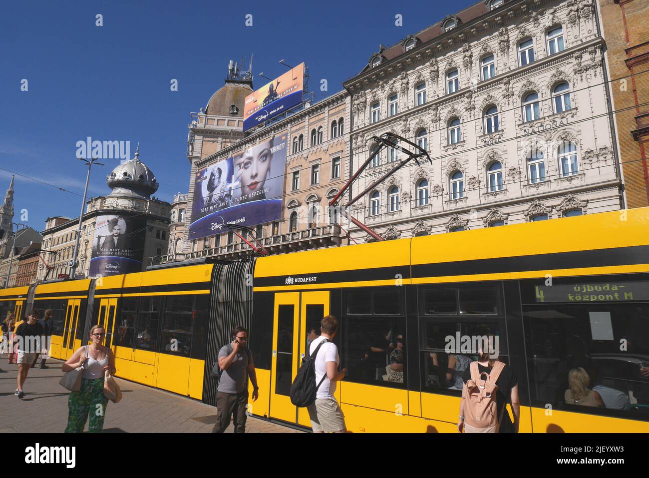 Un tranvía en la parada de tranvía en Blaha Lujza ter, Budapest, Hungría Foto de stock