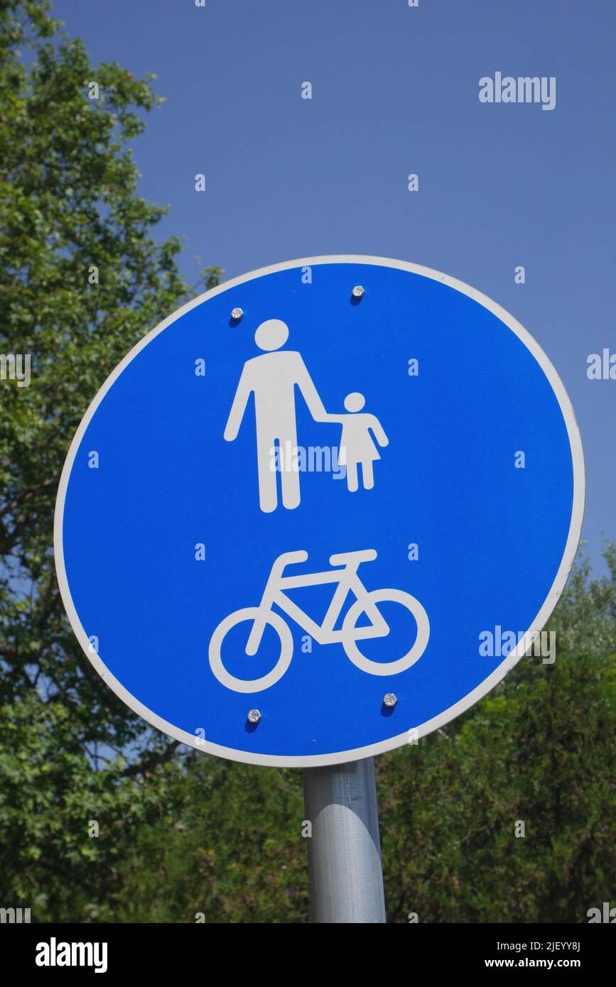 Señal que indica carriles para peatones y ciclistas, Kecskemet, Hungría Foto de stock