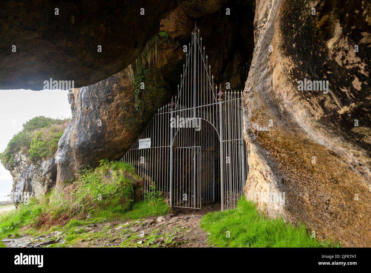 Puertas a la Cueva de los Reyes en la Isla de Arran, Escocia Foto de stock