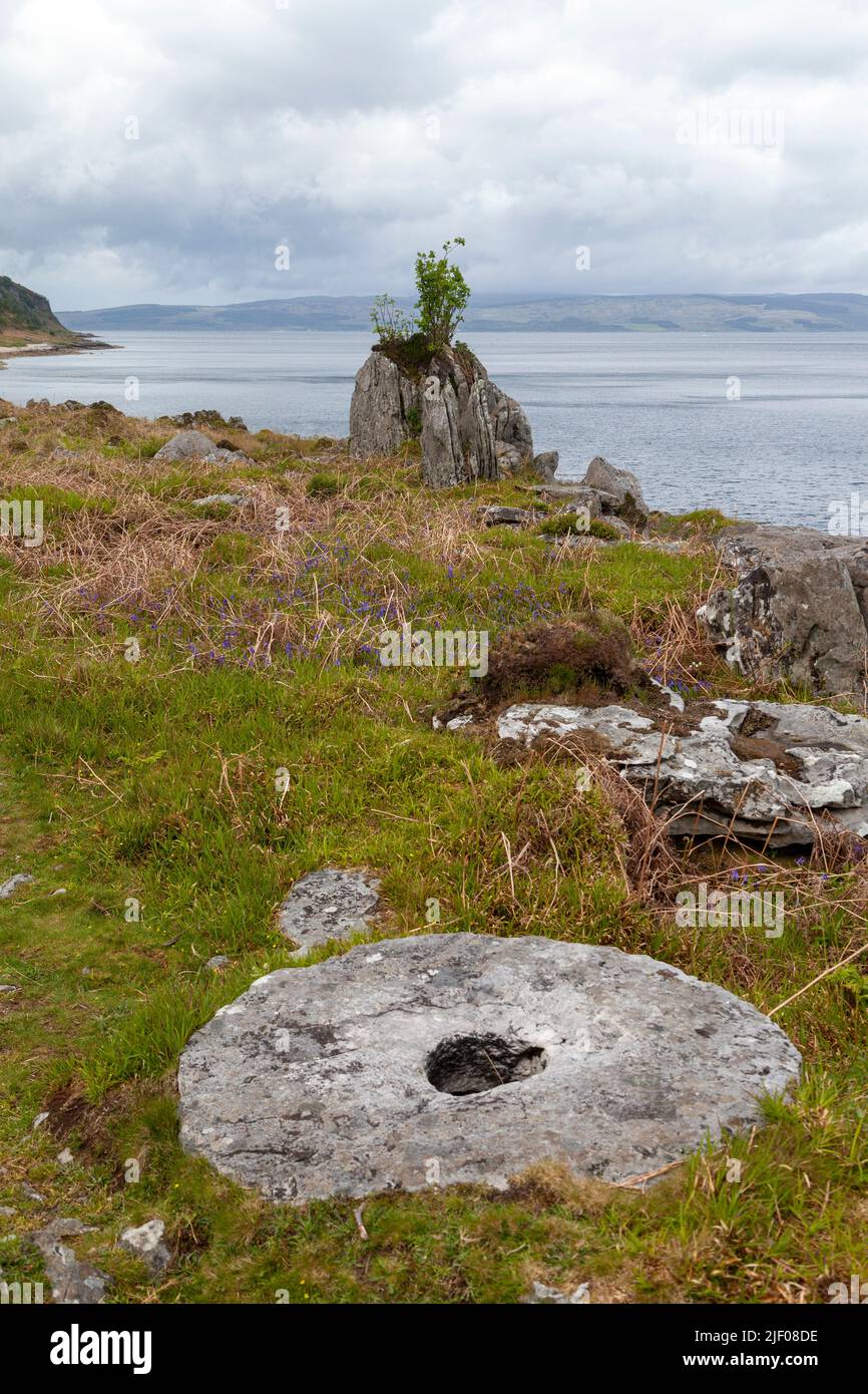 Punta de piedra de molino en la isla de Arran, Escocia Foto de stock