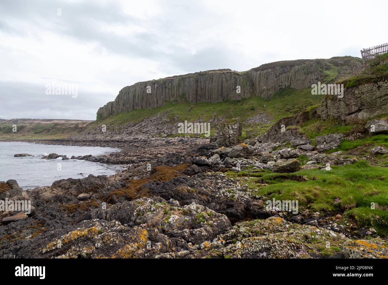Doon Hill en Drumadoon Point cerca de Blackwaterfoot, Isla de Arran, Escocia. Foto de stock