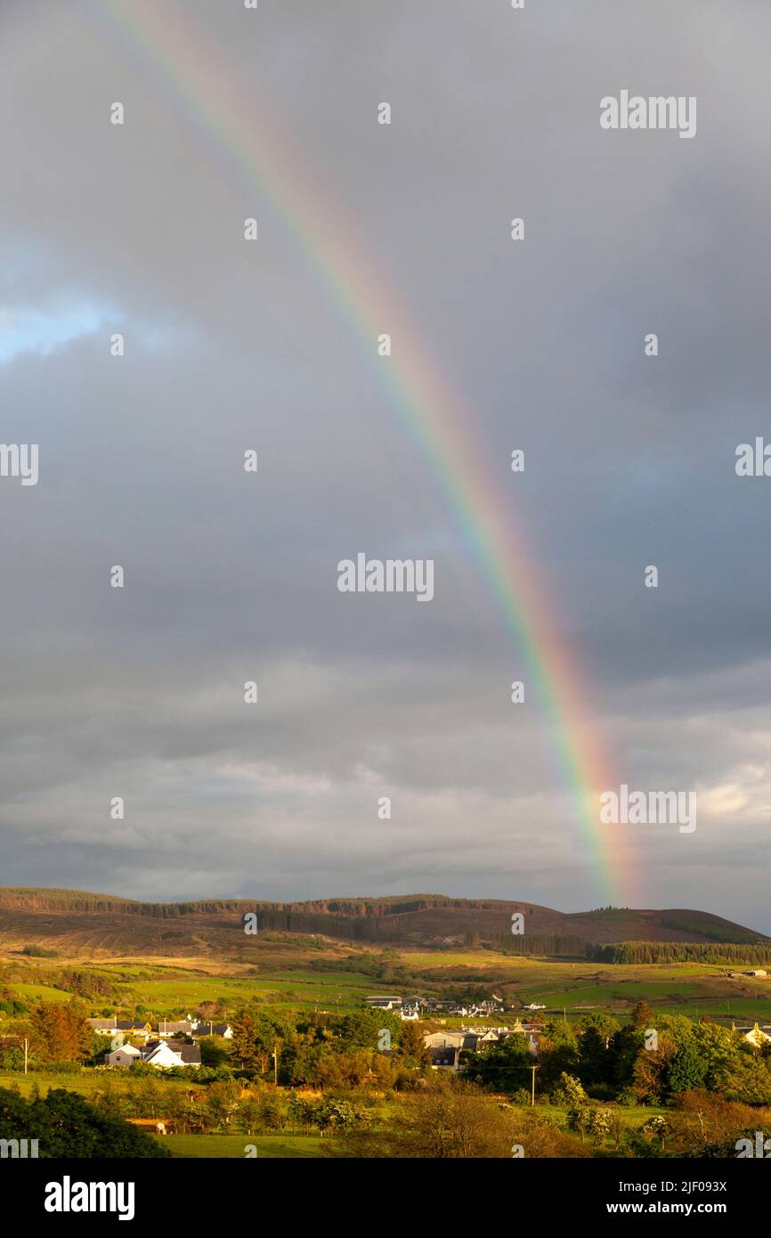 Un arco iris sobre el pueblo de Blackwaterfoot en la isla de Arran Foto de stock