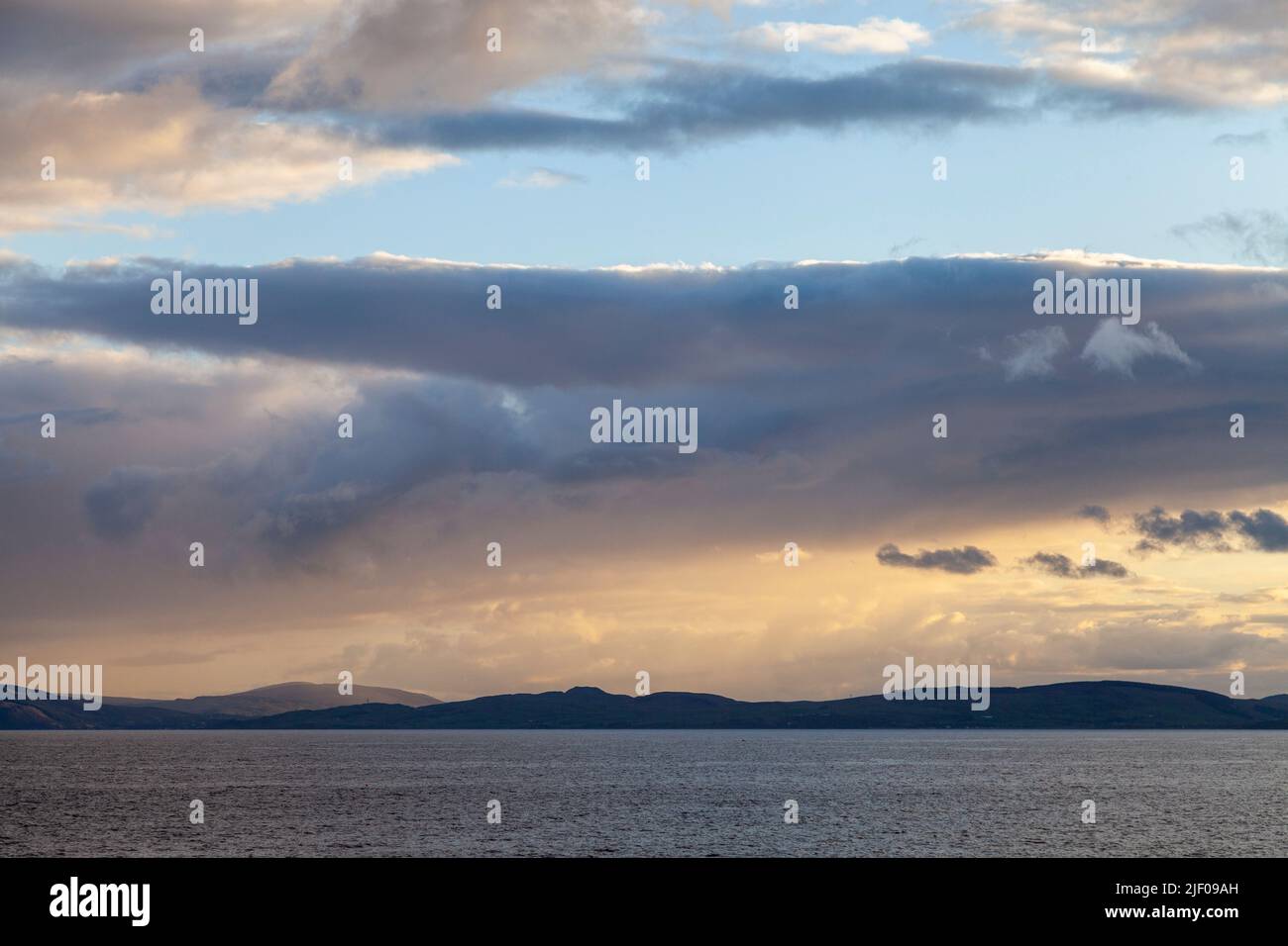 Mirando a la península de Kintyre desde Blackwaterfoot en la isla de Arran, Escocia. Foto de stock