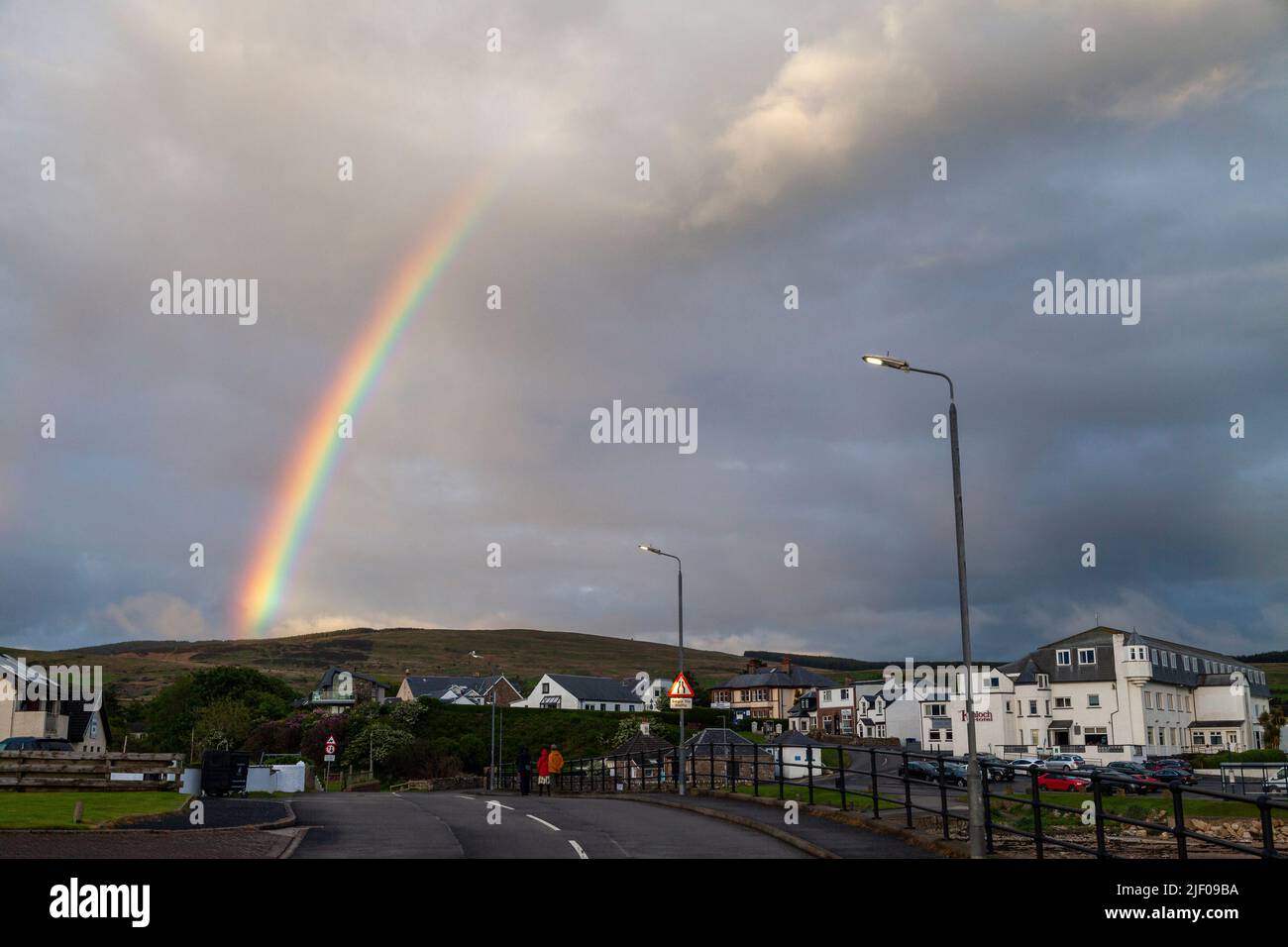 Un arco iris sobre el pueblo de Blackwaterfoot en la isla de Arran Foto de stock