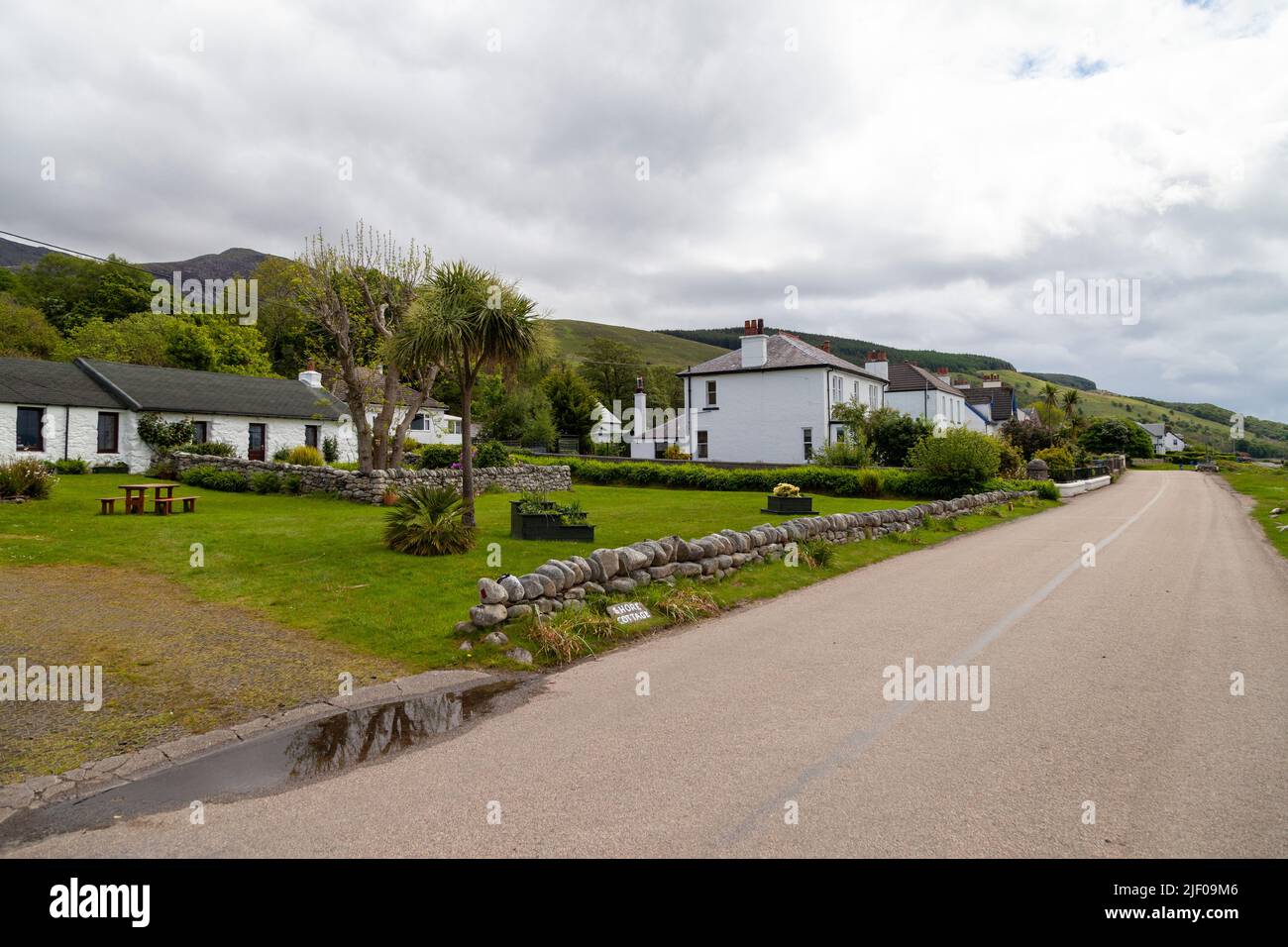 La carretera A841 que pasa por el pueblo de Pirnmill, isla de Arran. Foto de stock