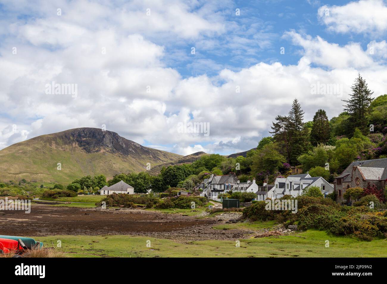 La bahía en Lochranza mirando hacia la colina Torr Nead, Isla de Arran, Escocia Foto de stock