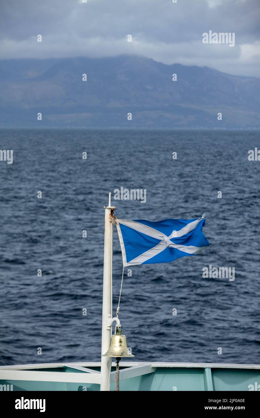 Una bandera escocesa (saltire) volando en el ferry que se acerca a la isla de Arran, Escocia Foto de stock