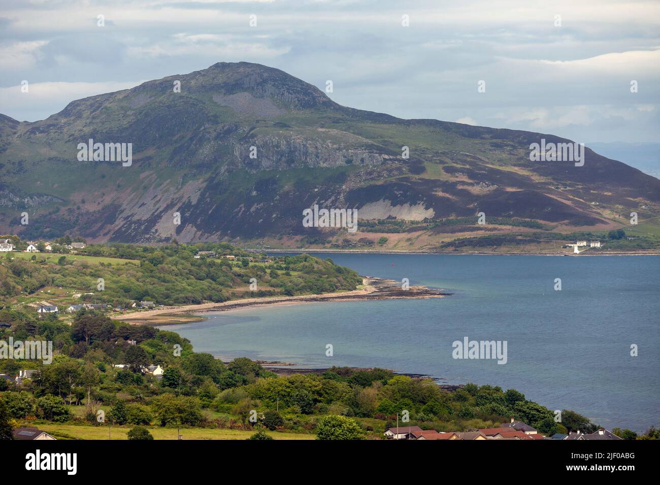 Mirando hacia Whiting Bay y Holy Island desde los Giants Graves en la isla de Arran, Escocia Foto de stock