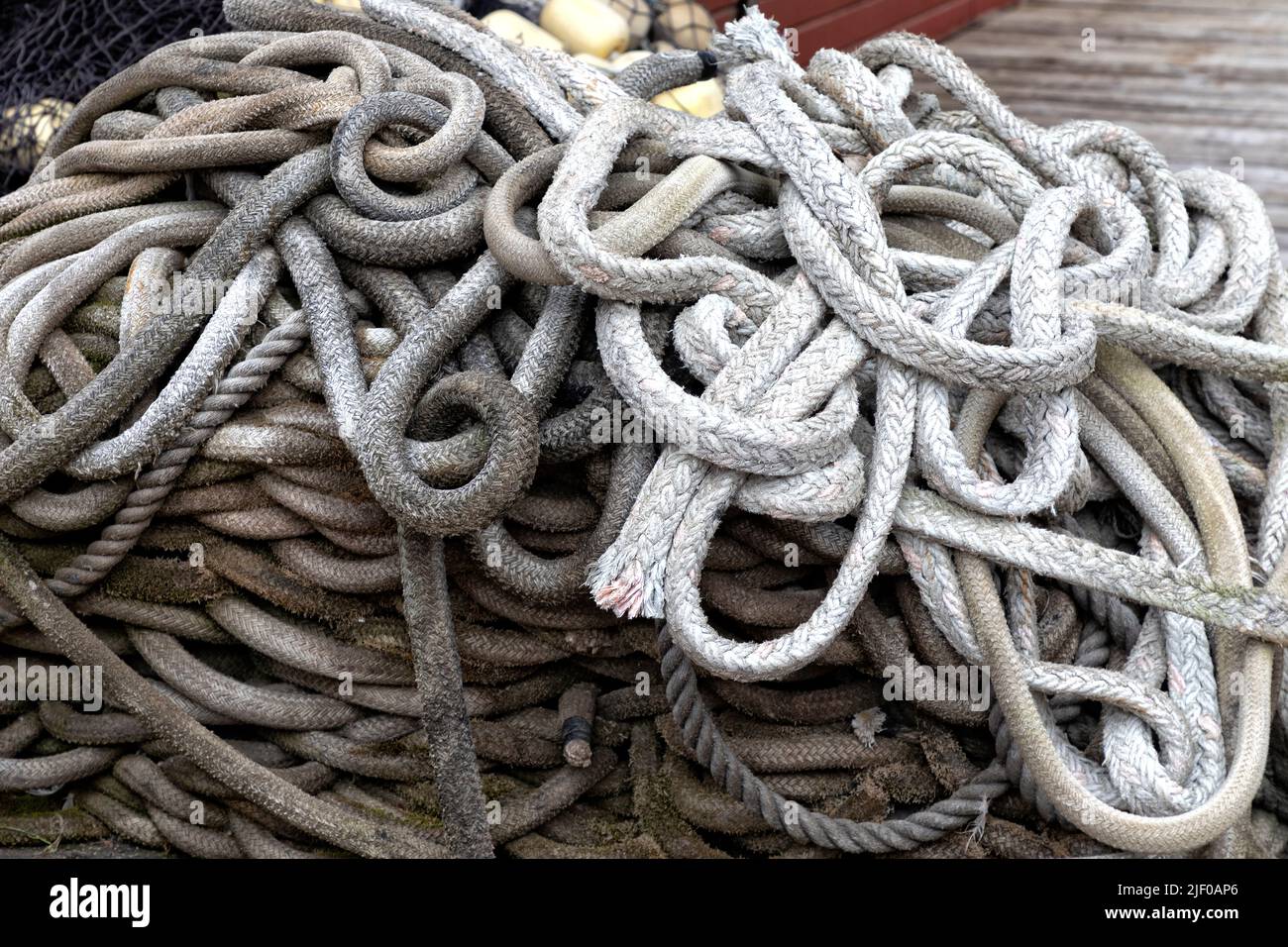 Cuerdas utilizado para atar un barco en el muelle. Foto de stock