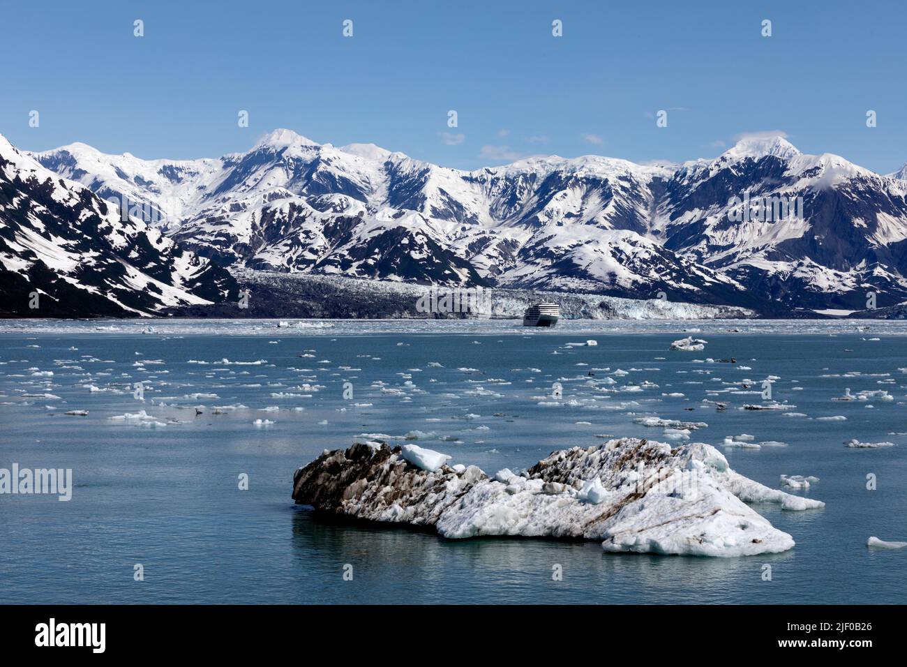 Crucero navegando en la Bahía de Desencantamiento cerca de Turner Glacier Alaska USA Foto de stock