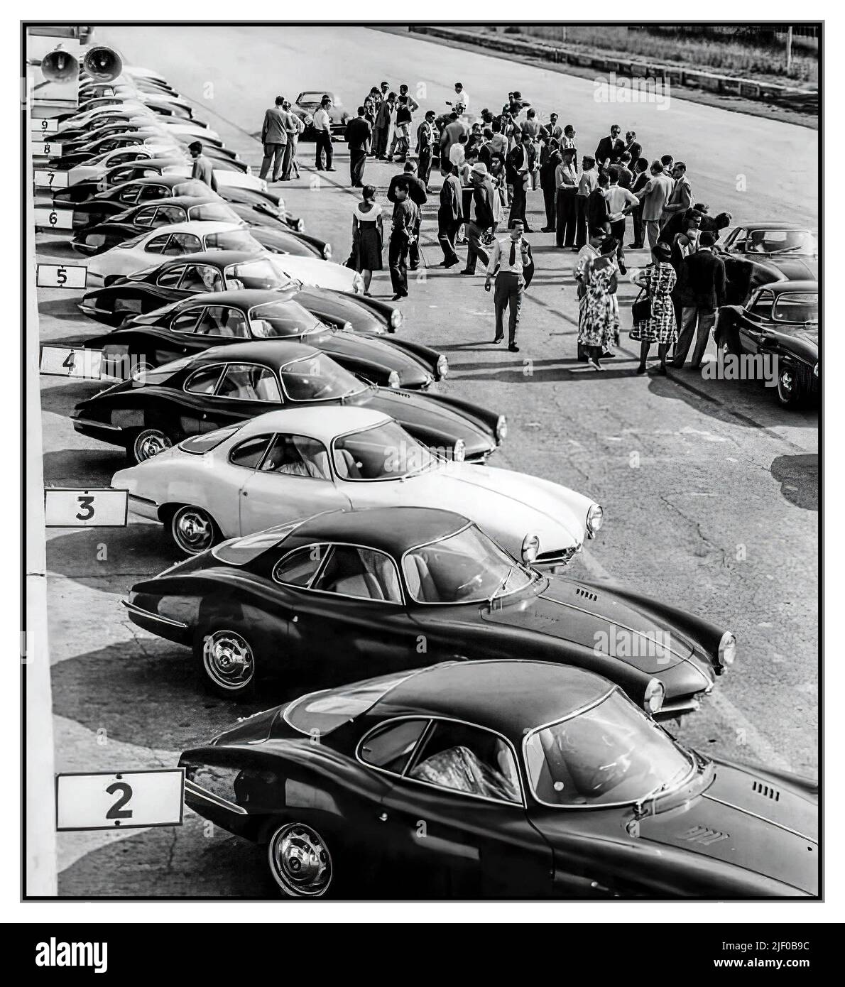 Alfa Romeo Giulietta SS lanza un nuevo modelo en Monza Motor Racing Track 1959 Italia Foto de stock