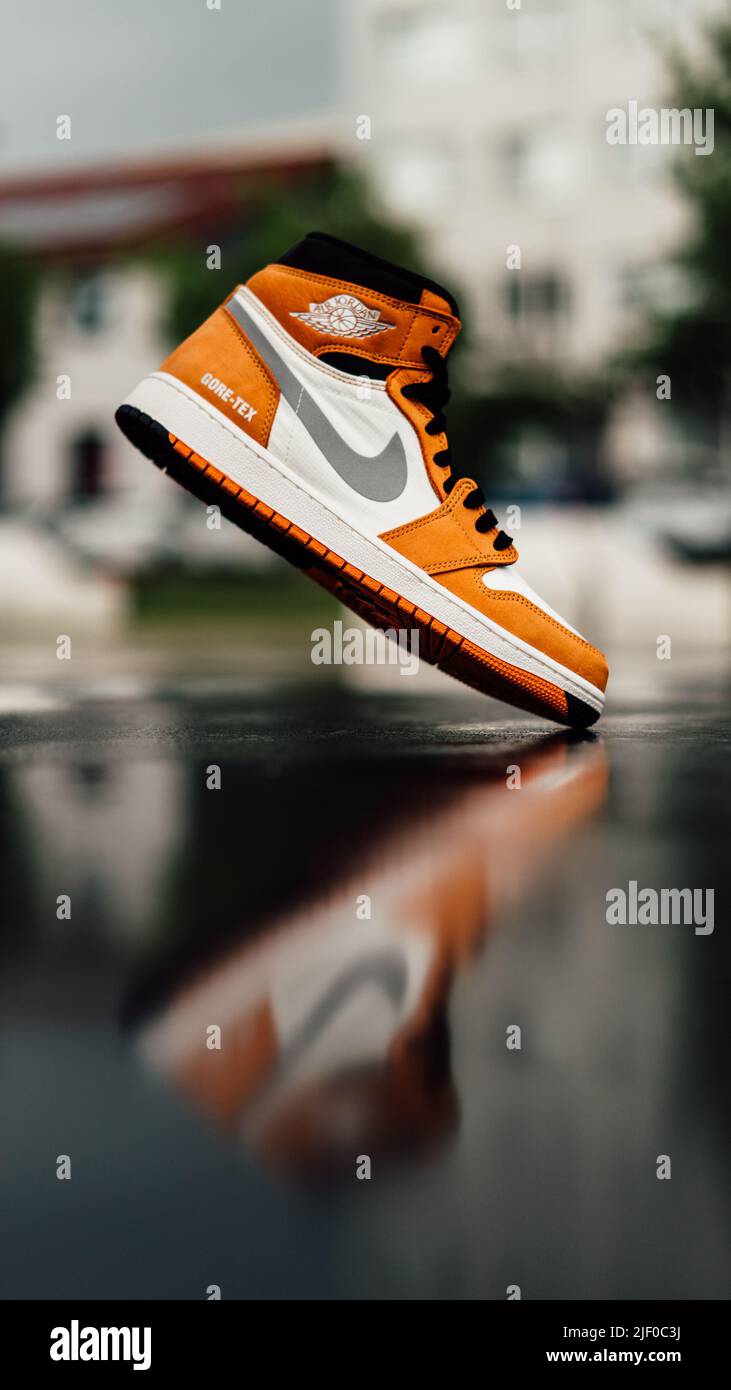 Una fotografía de enfoque vertical poco profunda de sneakers Nike Air  Jordan I en blanco y naranja Fotografía de stock - Alamy