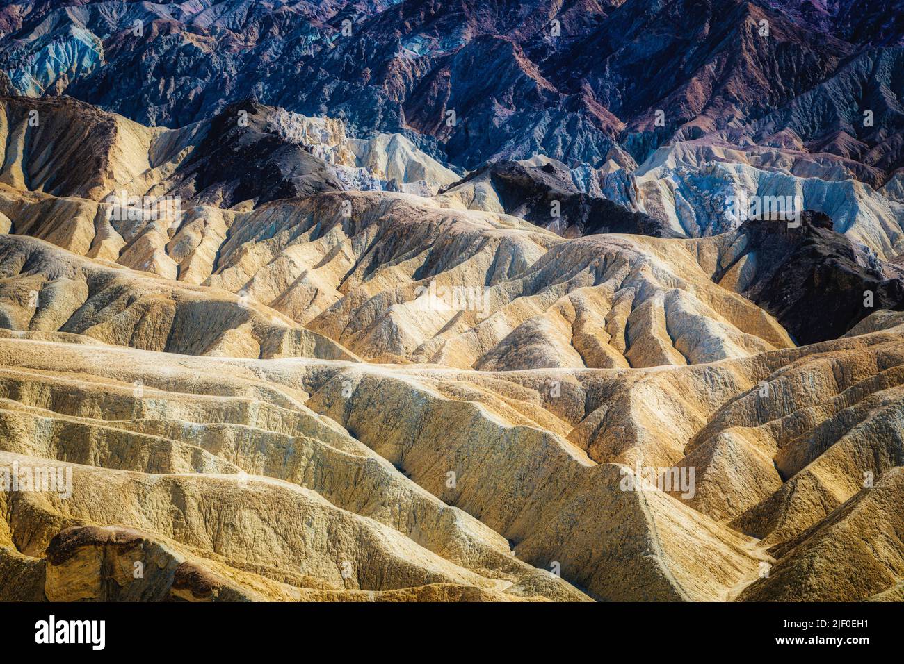 Las formaciones erosionadas en los bordes del Parque Nacional del Valle de la Muerte, California. Foto de stock