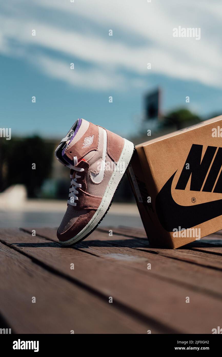 Nike trainers sneakers fotografías e imágenes de alta resolución - Alamy