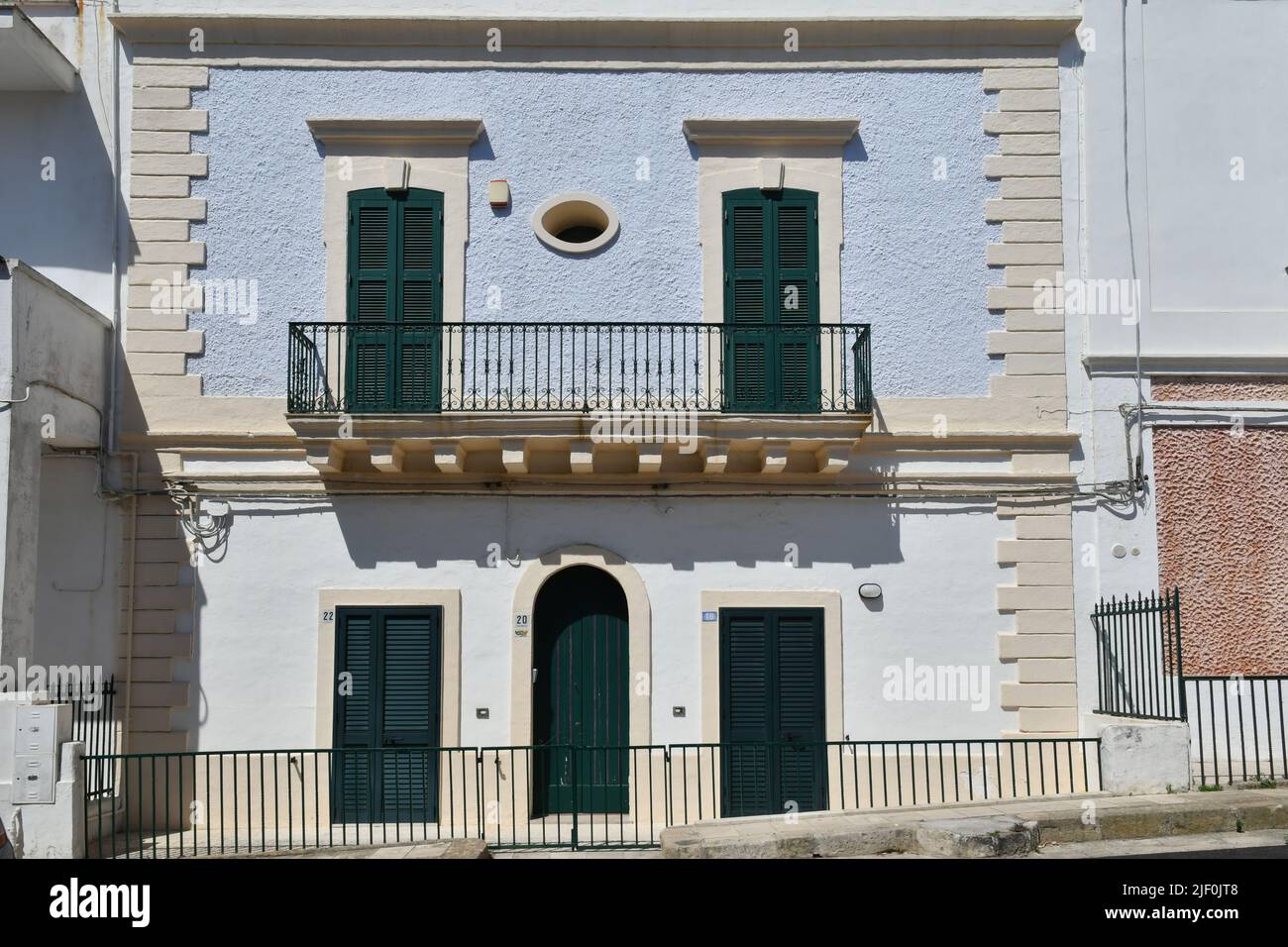 La fachada de una casa en Santa Cesarea Terme, un pueblo de Apulia en la provincia de Lecce en Italia. Foto de stock