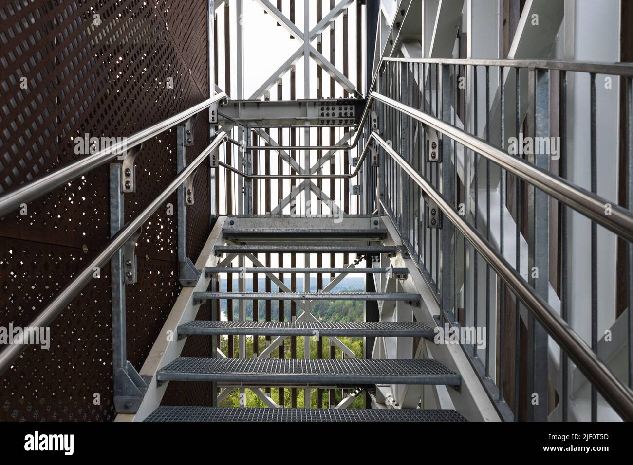Construcción de acero con escalera de hierro y pasamanos de acero inoxidable  Fotografía de stock - Alamy