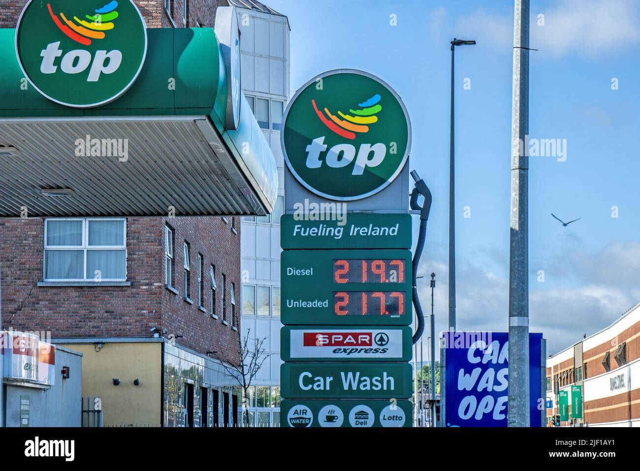 Precios del combustible en una estación de servicio Top Oil en Clondalkin, Dublín, Irlanda. 27/06/2022 Foto de stock