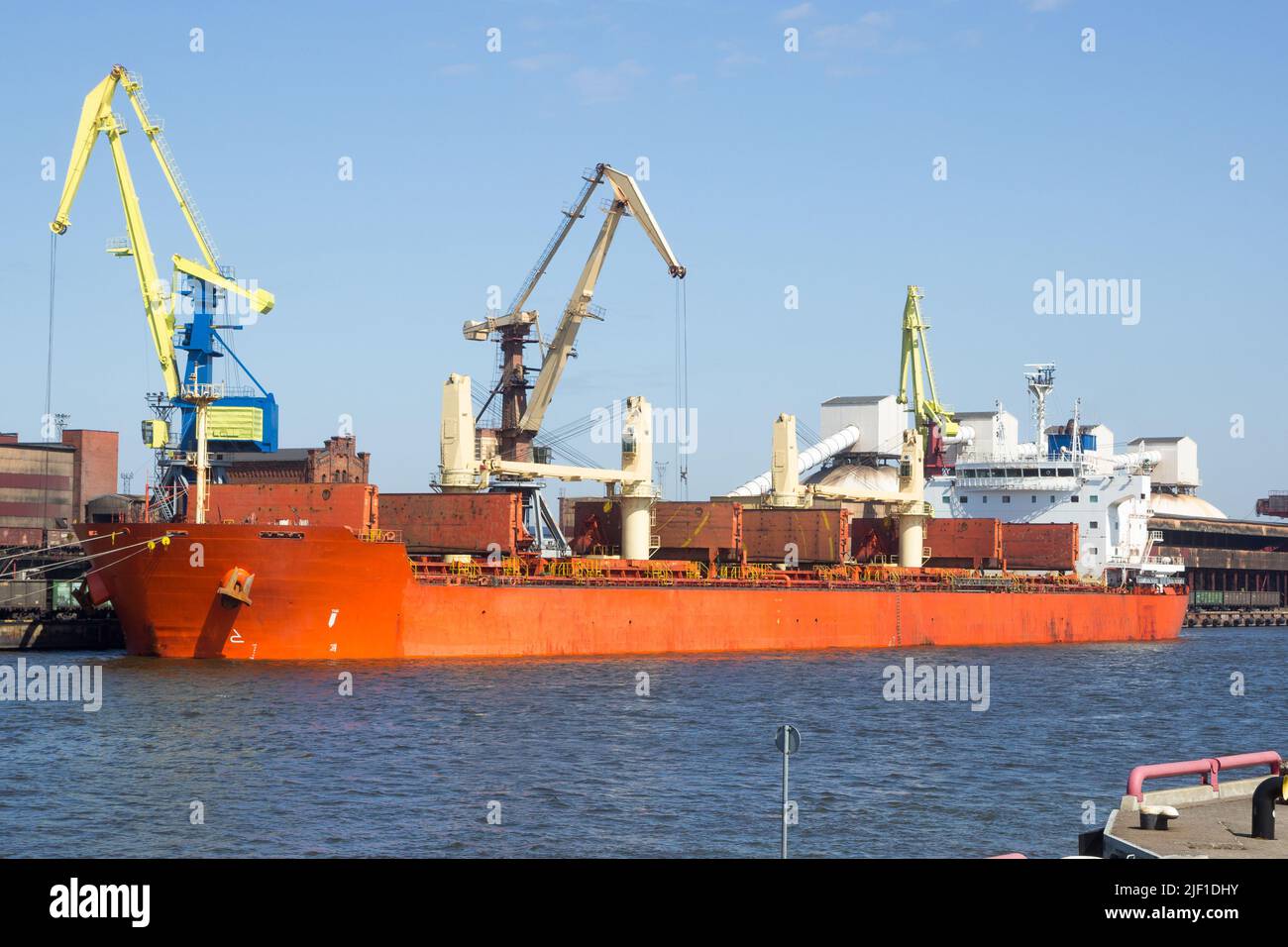 barco de carga seca en un puerto. Foto de stock