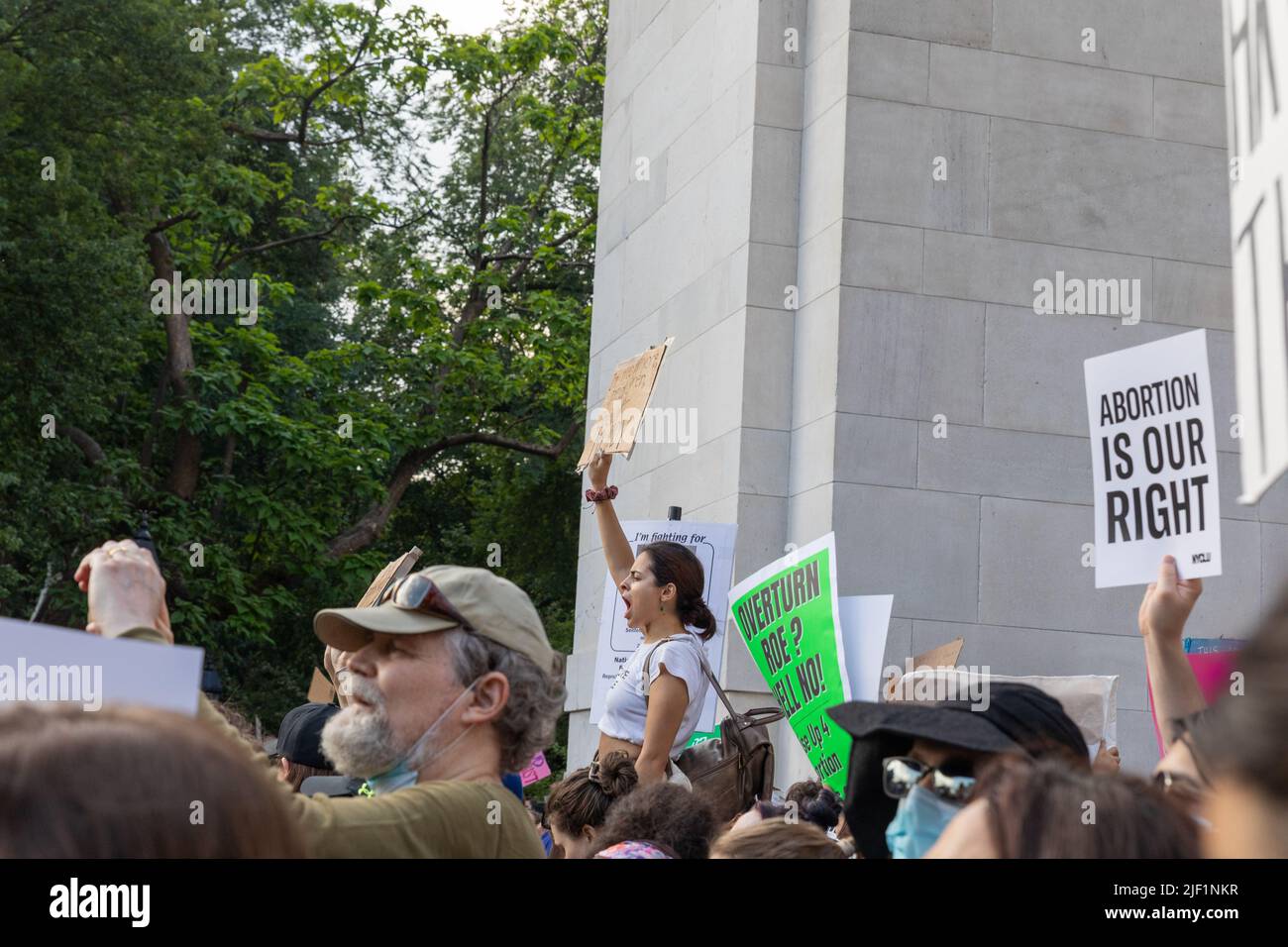 Los manifestantes sosteniendo carteles de cartón después de que la Corte Suprema anulara Roe vs. Wade en Foley Square, Nueva York Foto de stock