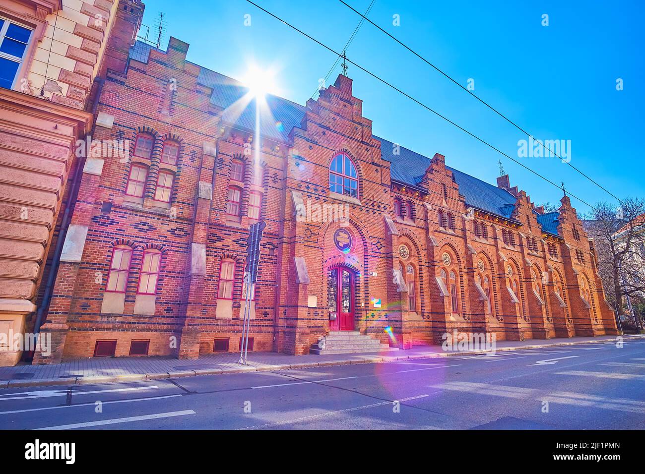 El hermoso edificio histórico de estilo gótico en Brno, hoy en día sirve como el club deportivo 'Telocvicna Pod Hradem', República Checa Foto de stock