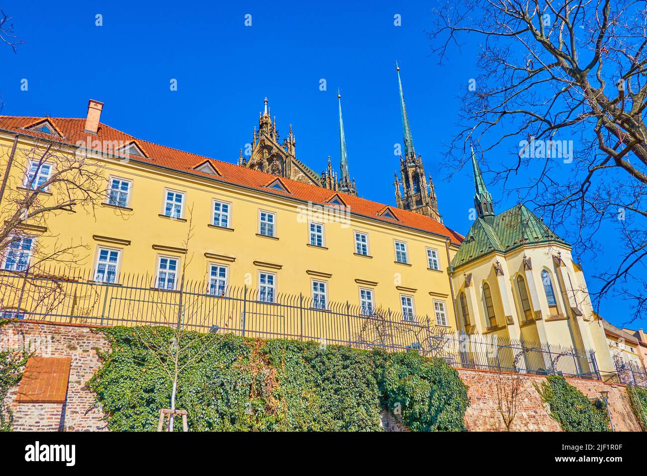 La vista sobre la pequeña capilla y las paredes de los edificios del