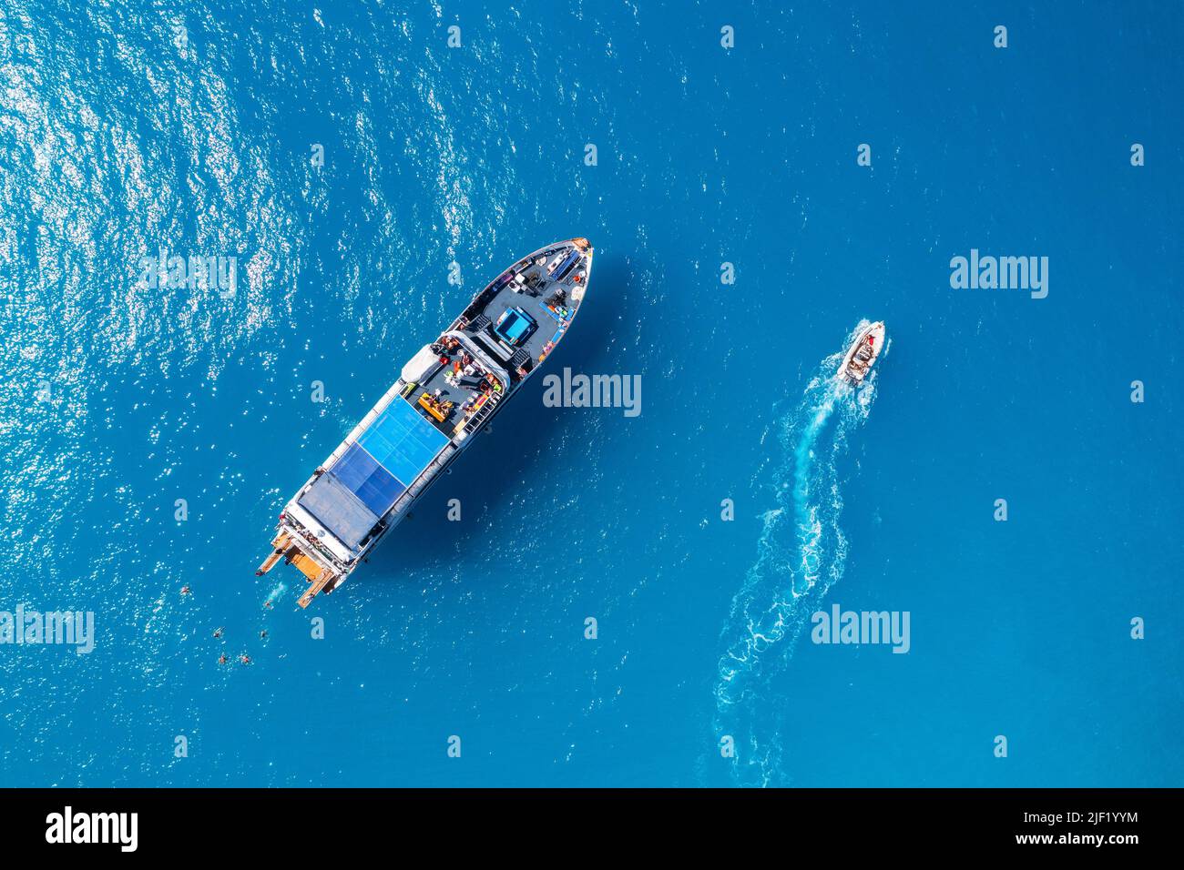 Vista aérea del hermoso yate y barco en el mar al atardecer Foto de stock