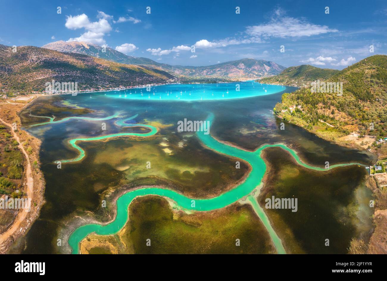 Vista aérea del delta del río, barcos y yates en laguna, montañas Foto de stock