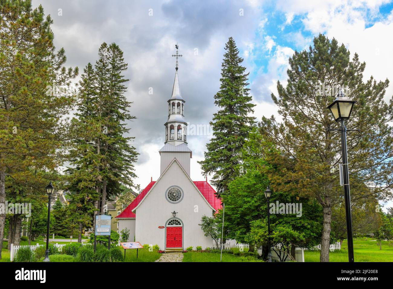Histórica iglesia de madera, pueblo peatonal de Mont Tremblant, Mont Tremblant. Laurentianas, Quebec, Canadá Foto de stock