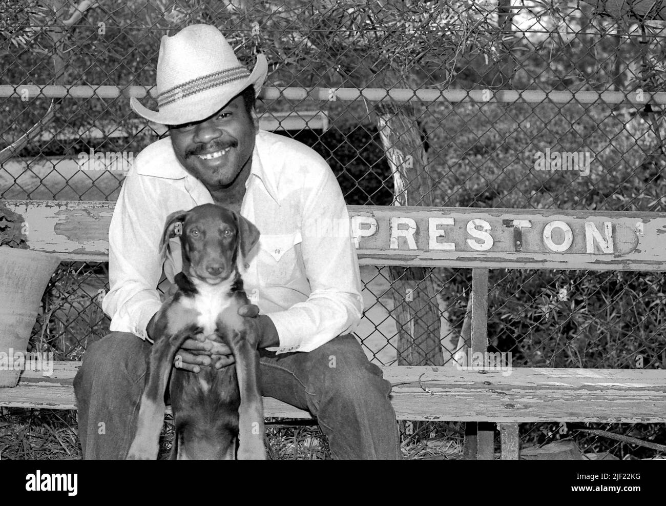 Músico Billy Preston de vuelta con su perro mascota en su casa en Topanga Canyon, 1979 de noviembre Foto de stock