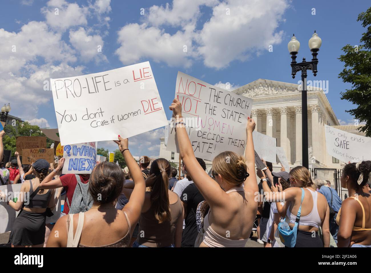WASHINGTON, D.C. – 25 de junio de 2022: Manifestantes por el derecho al aborto se congregan cerca de la Corte Suprema de los Estados Unidos. Foto de stock