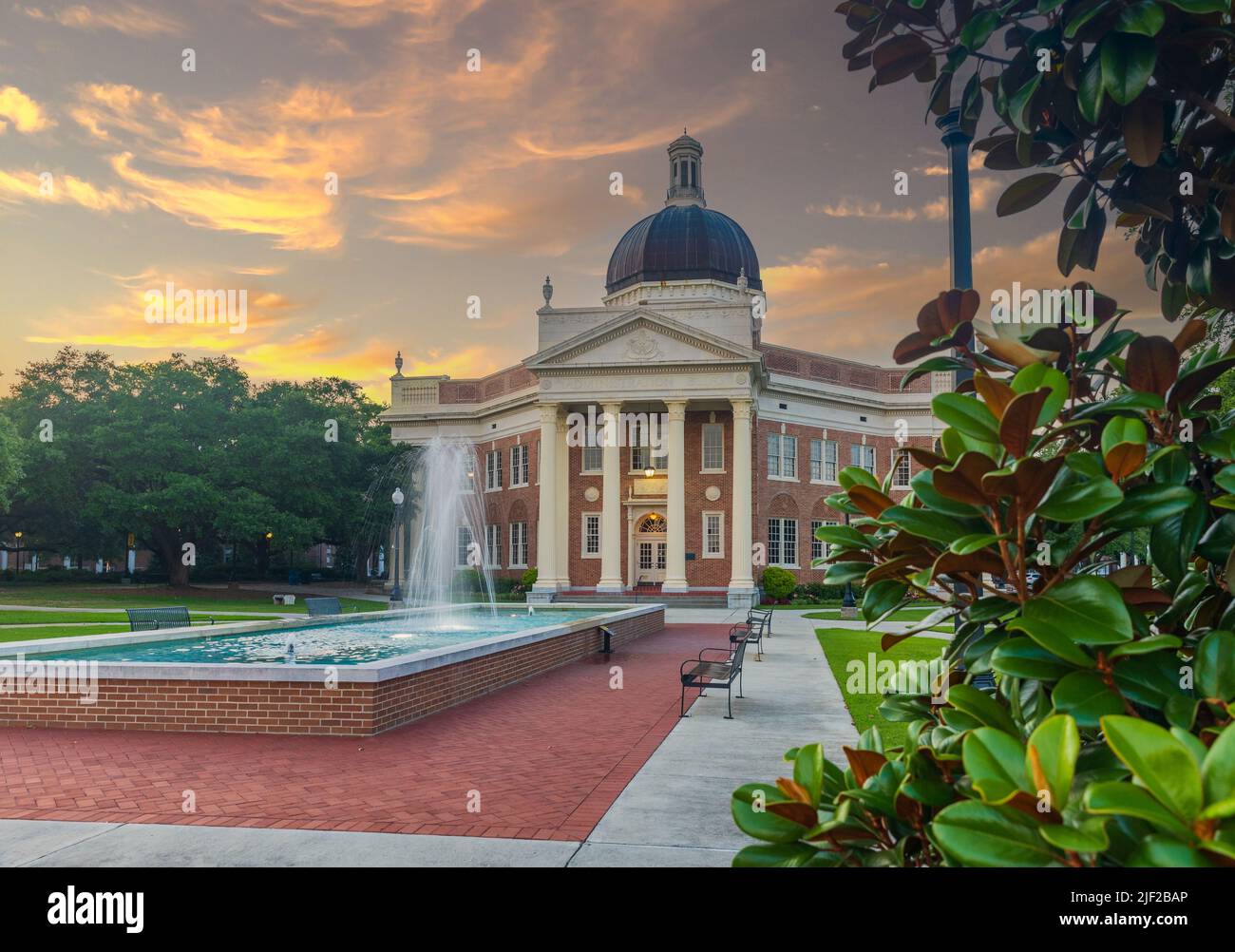 Hattiesburg, MS - 12 de junio de 2022: Edificio de Administración en el campus de la Universidad del Sur de Mississippi Foto de stock