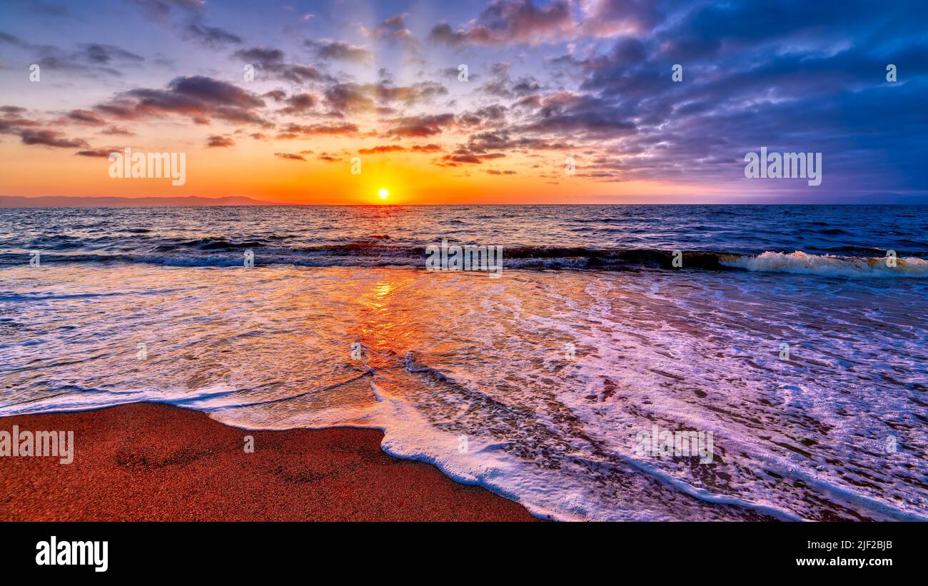 Una playa tropical al amanecer en colores de alta resolución 16,9 Foto de stock