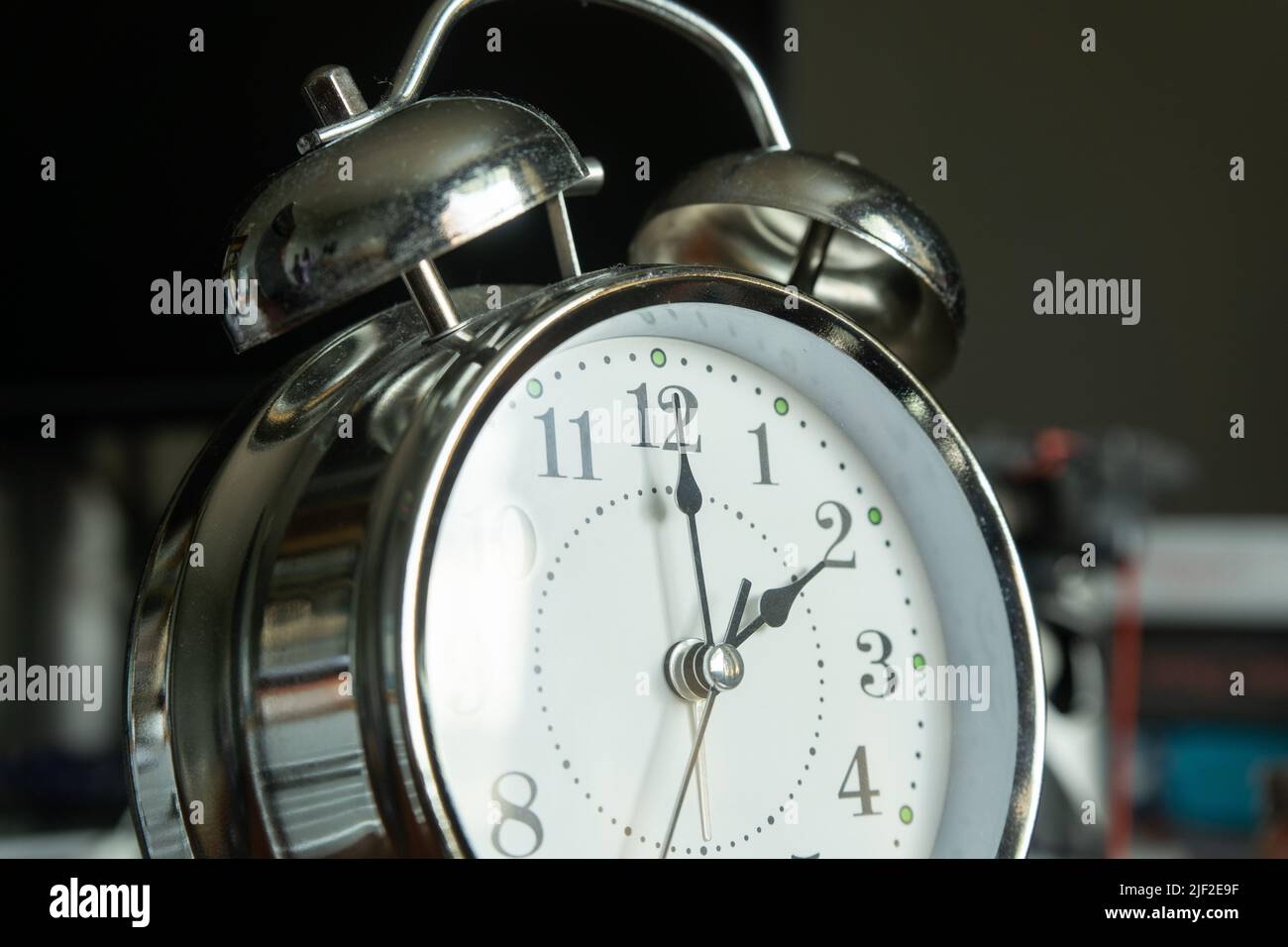 Un despertador a las 2 p.m. Foto de stock