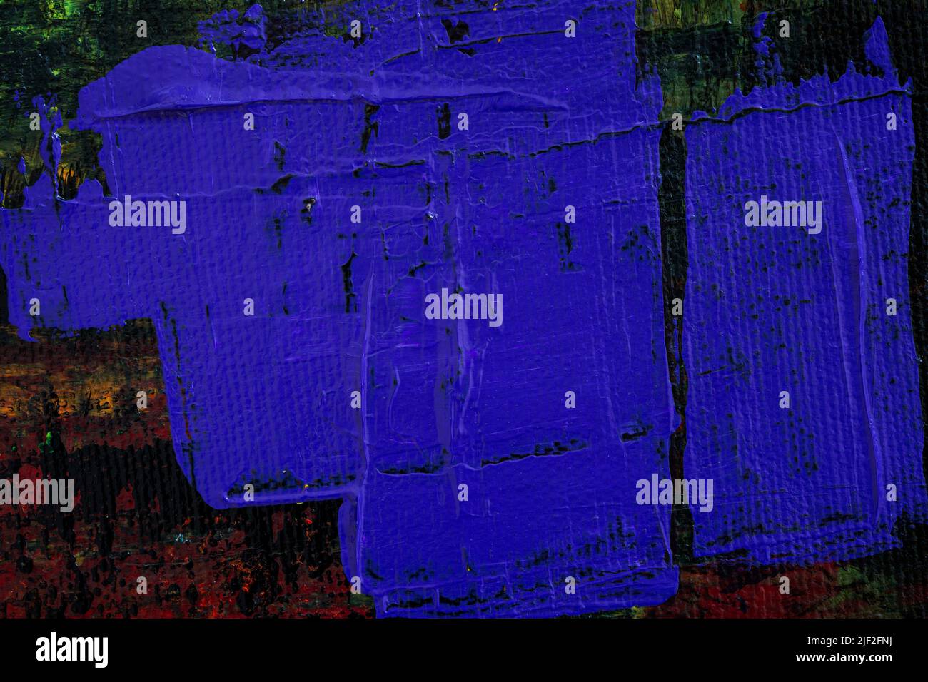 Macro primer plano de un fondo de pintura acrílica azul abstracto sobre rojo oscuro, verde y negro. Fondo de lienzo texturizado de fotograma completo de alta resolución. Foto de stock